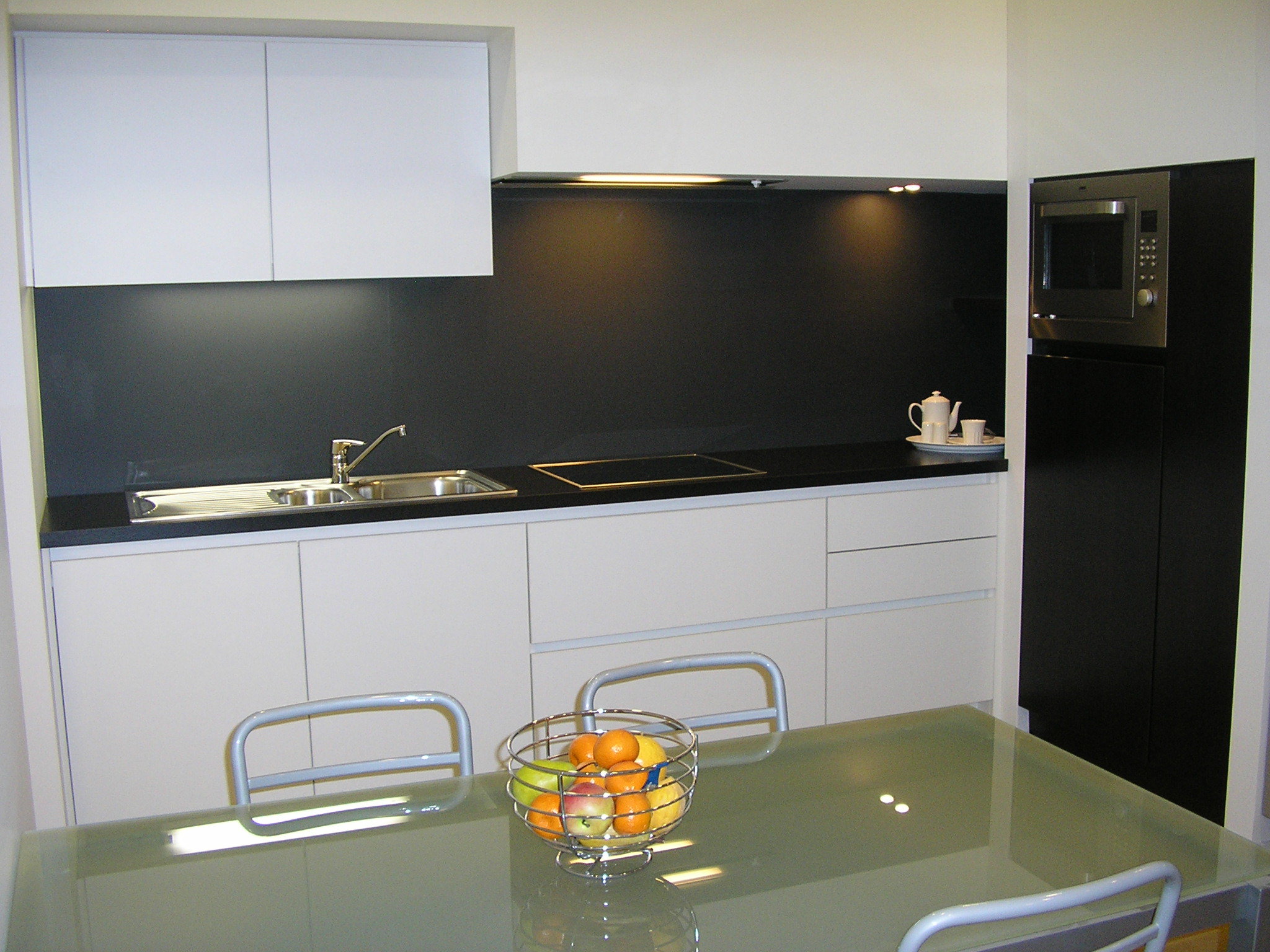 Onwijs Moderne witte keuken met een zwart kunststof werkblad - D-Outlet MV-84