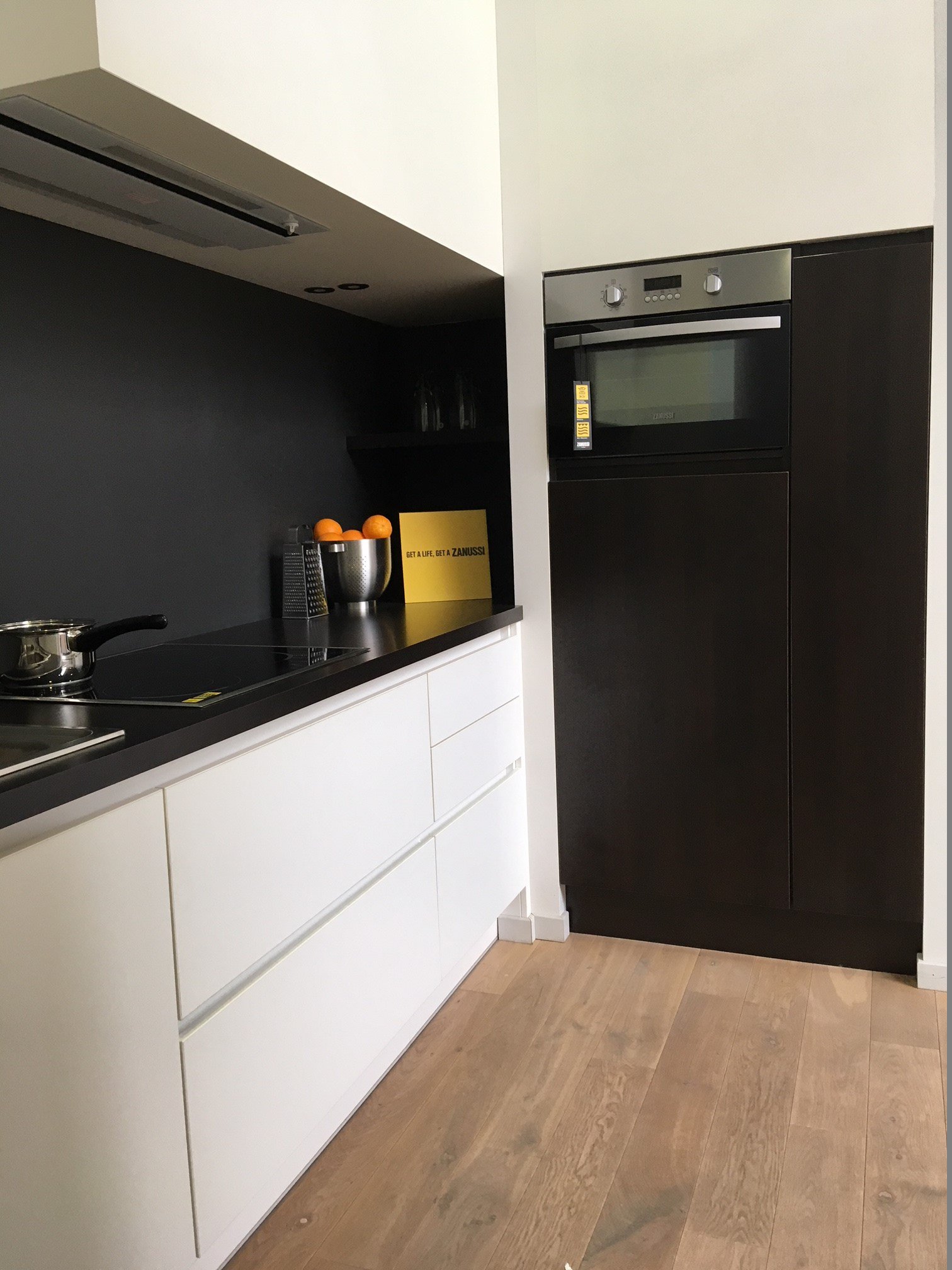 Wonderbaarlijk Moderne witte keuken met een zwart kunststof werkblad - D-Outlet VB-84